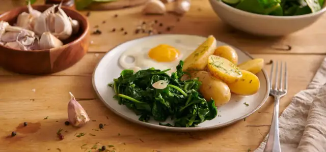 Jak zrobić świeży szpinak na patelni - prosty przepis krok po kroku