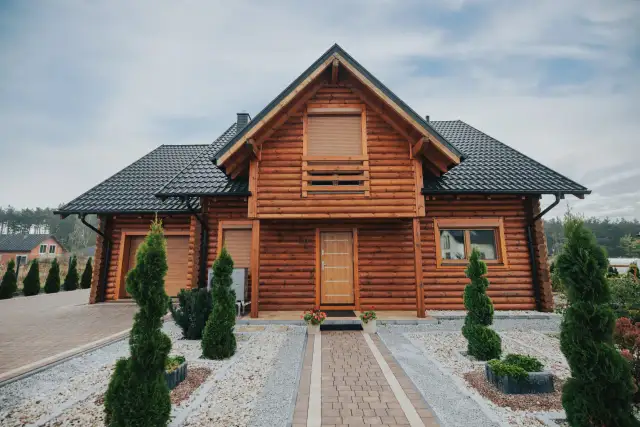 Ile kosztuje budowa domu drewnianego pod klucz? Sprawdź ceny i czynniki wpływające na koszty