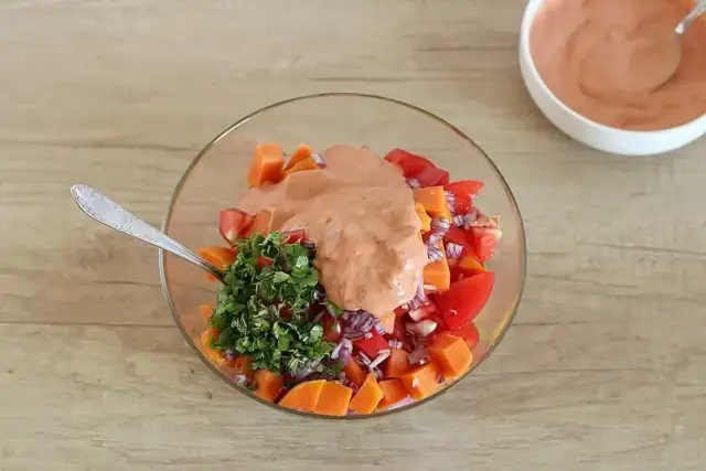 Jaką sałatkę do szaszłyków wybrać, aby zachwycić gości?