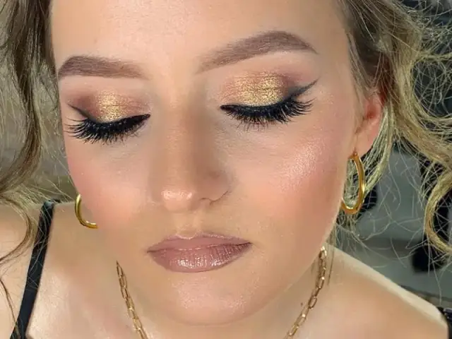 Ile kosztuje makijaż okolicznościowy? Sprawdź ceny i uniknij przepłacania!