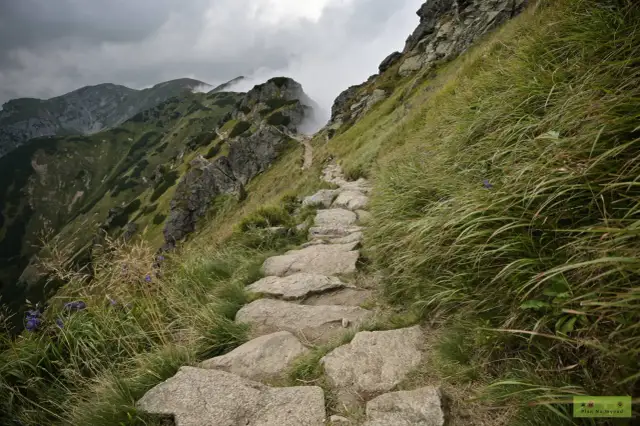 Kasprowy Wierch: Który szlak wybrać, aby uniknąć trudności?