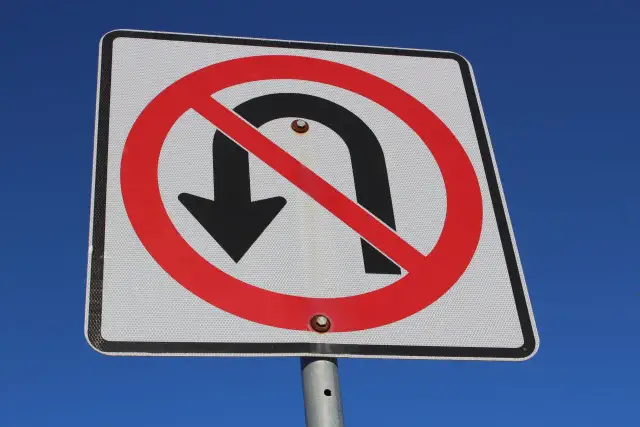 Zakaz zawracania dla ciężarówek: Przepisy i konsekwencje