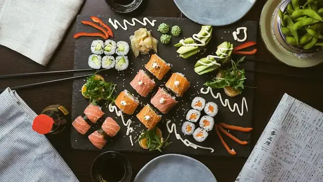 Ile kcal ma rolka sushi? Sprawdź, jak kaloryczność wpływa na twoją dietę