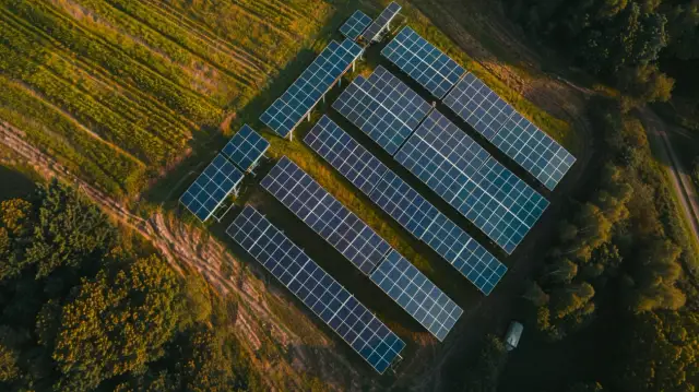 Zalety i wady instalacji fotowoltaicznych off-grid - sprawdź teraz!