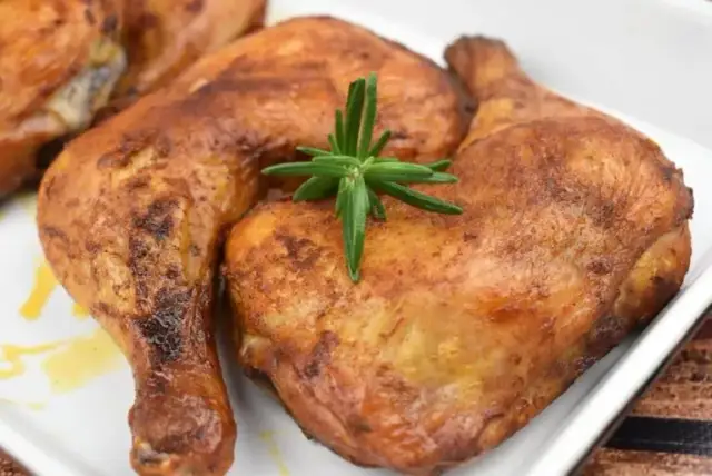 W jakiej temperaturze piec ćwiartki z kurczaka, by były soczyste?