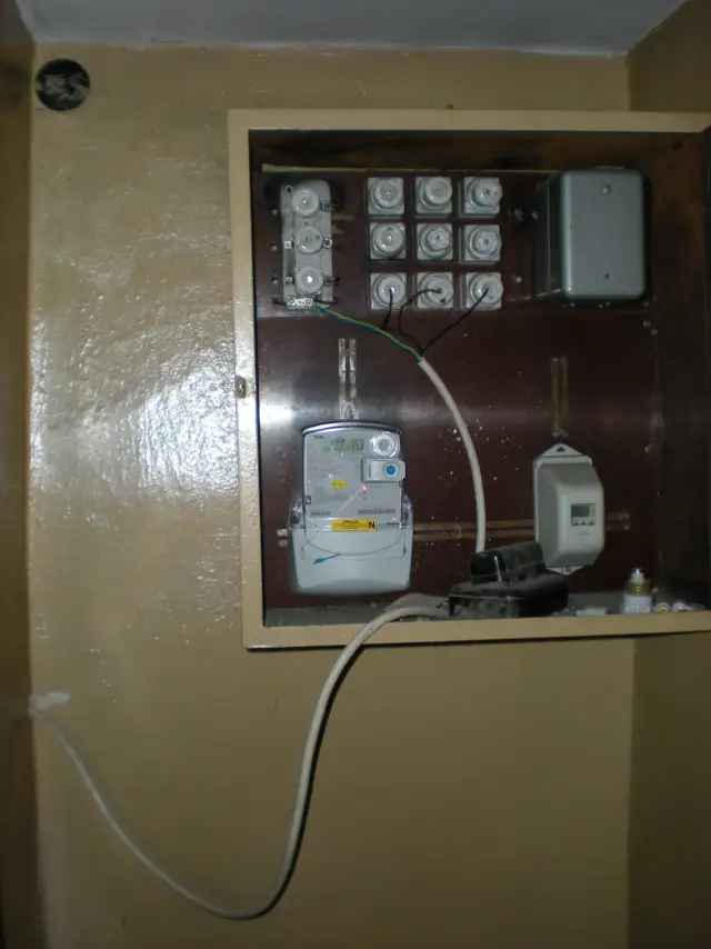 Ile naprawdę czeka się na podłączenie prądu do mieszkania i jak to przyspieszyć