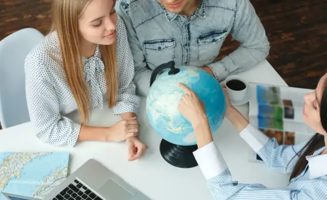 Samemu czy z biurem podróży? Odkryj wady i zalety obu opcji