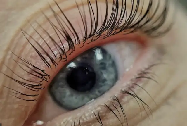 Jak mieć dłuższe rzęsy? Potrzebujesz dobrego serum do rzęs