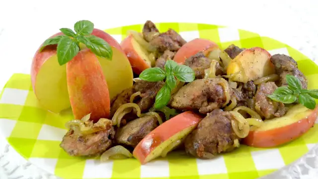 Jak zrobić wątróbkę z jabłkami – prosty przepis na pyszny obiad