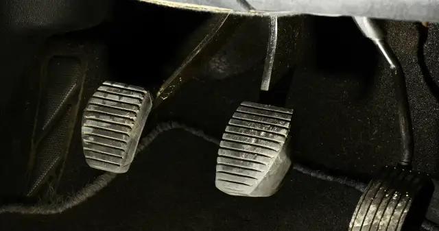 Gdzie jest sprzęgło gaz i hamulec w samochodzie? Odkryj ich układ!