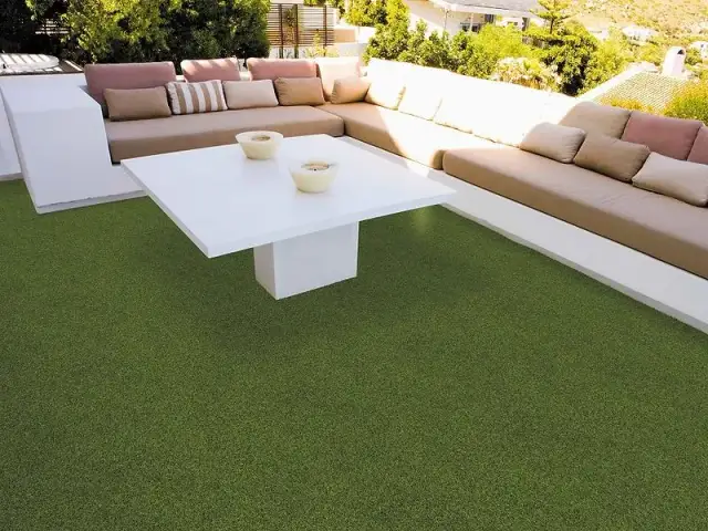 Jak skutecznie czyścić sztuczną trawę na tarasie bez wysiłku