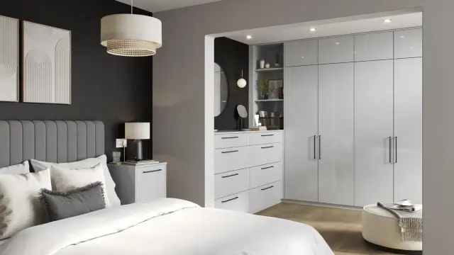 Szafka nocna, komoda czy szafa wnękowa: jak wybrać miejsce do przechowywania w sypialni?