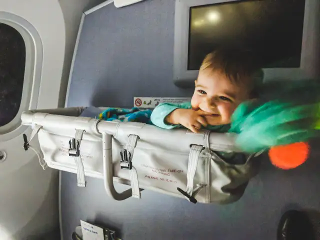 Czy lot samolotem z niemowlęciem jest bezpieczny? Ryzyka i praktyczne porady dla rodziców