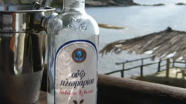 Proste przepisy na drinki z ouzo, które zaskoczą Twoich gości