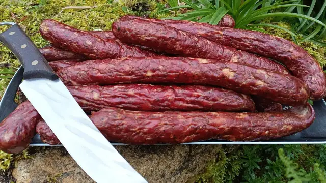 Kiełbasa z sarny i wieprzowiny: wyjątkowy przepis na domowy smakołyk