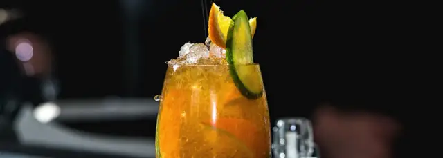 Jak pić metaxę? Odkryj najlepsze sposoby i przepisy na drinki