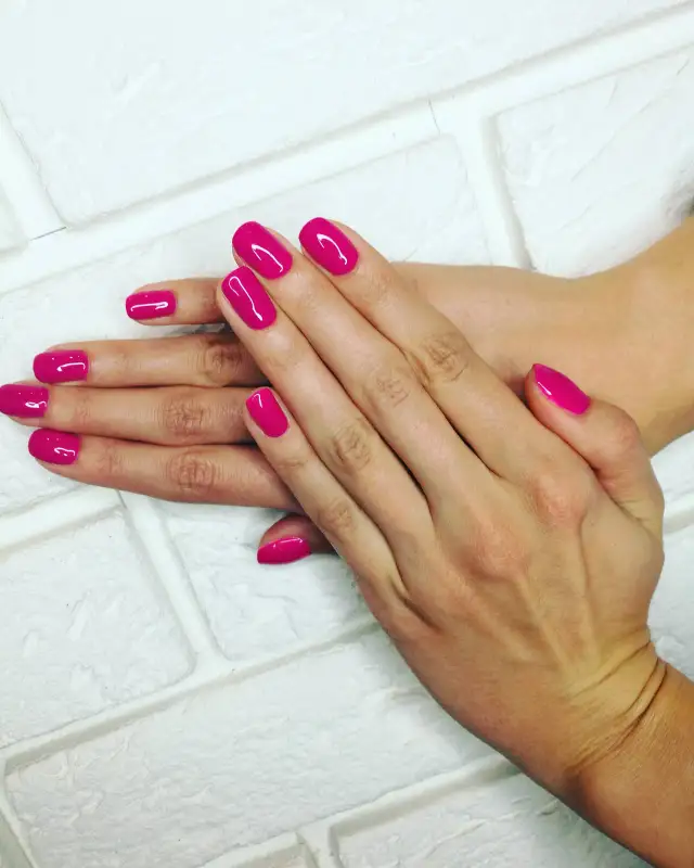 Ile kosztuje manicure hybrydowy z przedłużeniem i jak uniknąć przepłacania