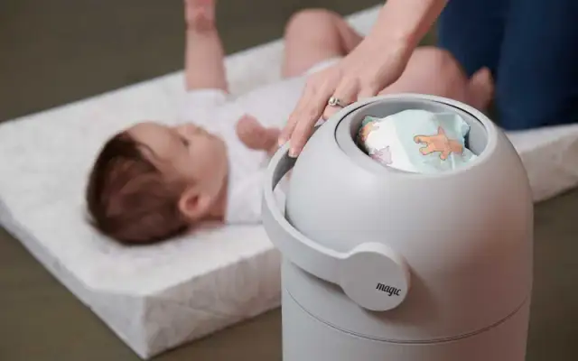 Kosze na zużyte pieluchy z jednorazowymi wkładami