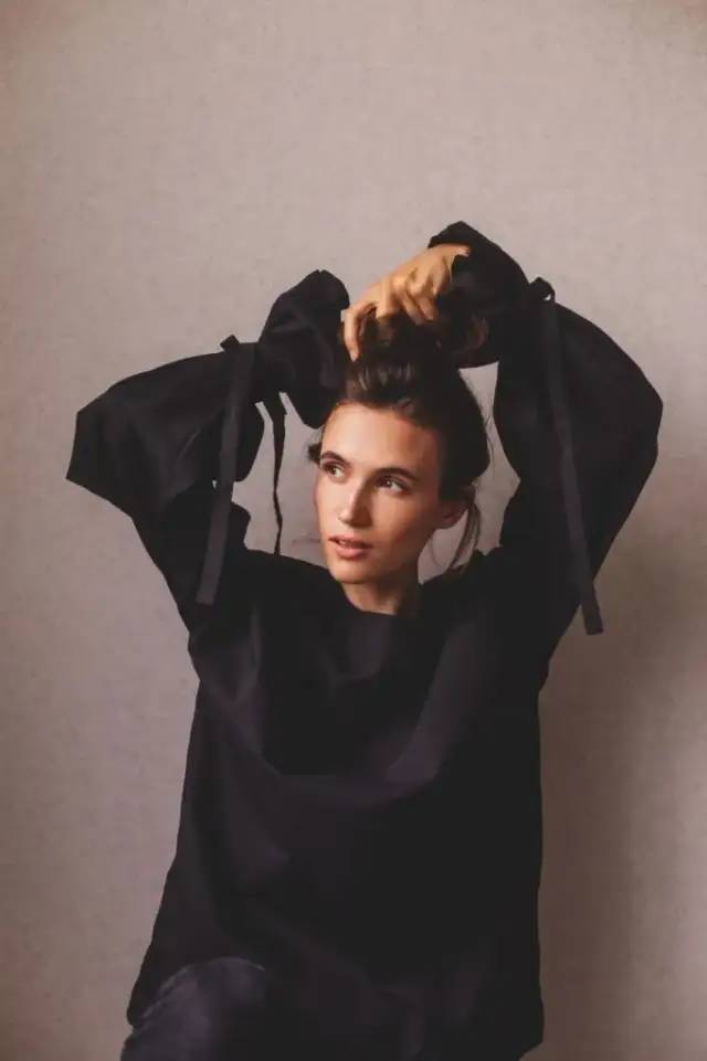 Co do czarnej koszuli damskiej – modne stylizacje na każdą okazję