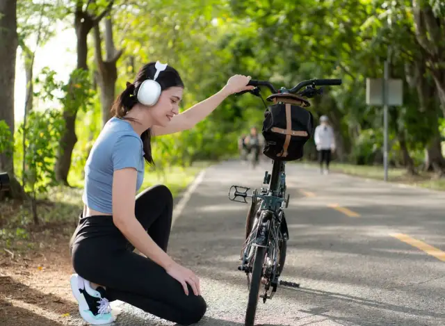 Czy można jeździć w słuchawkach na rowerze? Przepisy i zasady jazdy