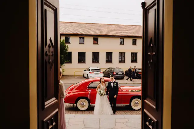 Kto prowadzi pana młodego do ołtarza? Tradycje i wybory w ceremonii