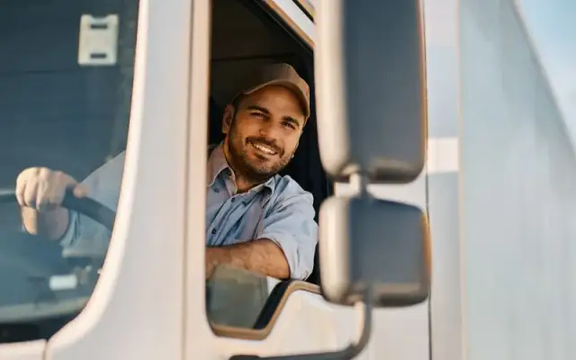 Jakie wykształcenie na kierowcę tira? Oto kluczowe wymagania i licencje