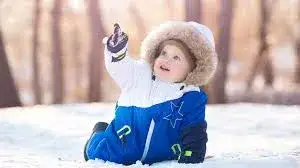 Jak prawidłowo ubrać dziecko pod kombinezon: kompletna instrukcja ubierania