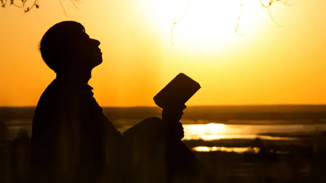 Modlitwa kontemplacyjna co to? Odkryj jej znaczenie i korzyści