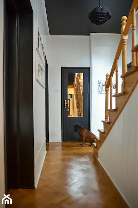 Jak odnowić boazerię na klatce schodowej i uniknąć błędów w renowacji