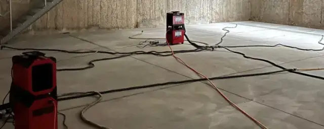 Osuszanie posadzki: skuteczne metody i wskazówki dla remontujących