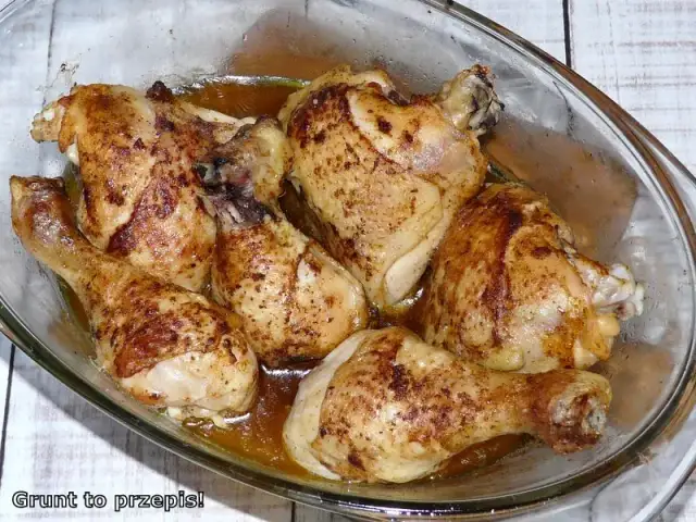 Ile piec kurczaka w piekarniku w naczyniu, aby był idealnie soczysty?