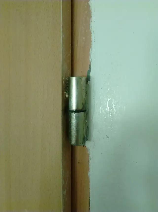 Jak wyjąć drzwi z zawiasów bez uszkodzeń - proste kroki i porady