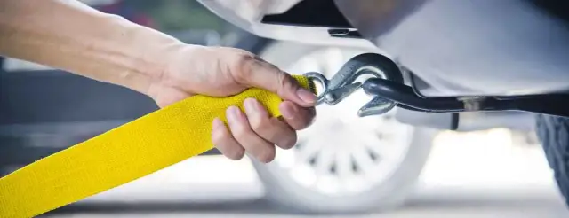 Jak prawidłowo holować auto, aby uniknąć niebezpieczeństw i kosztów