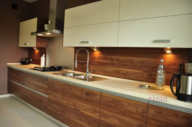 Co zamiast płytek pod szafki kuchenne? Odkryj praktyczne alternatywy