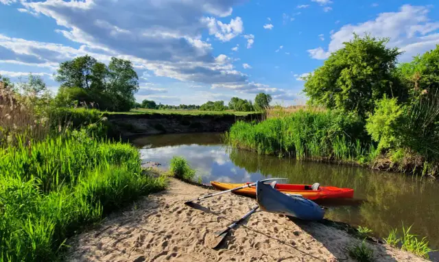 Gdzie na kajaki blisko Warszawy? Odkryj najlepsze miejsca na spływy