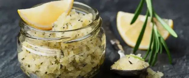 Jak zrobic domowy peeling: Proste przepisy na zdrową skórę