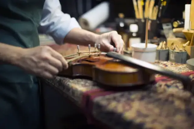 Kto naprawia skrzypce - dowiedz się wszystkiego o lutnikach i naprawach