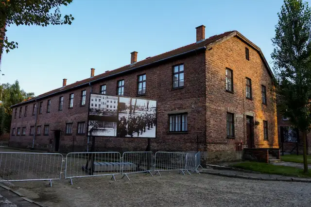 Czym się różni Auschwitz od Birkenau? Kluczowe różnice i znaczenie