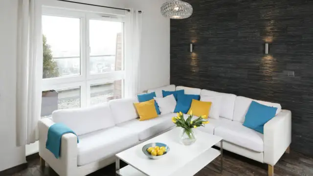 Czym ozdobić ścianę w salonie? 15 inspirujących pomysłów