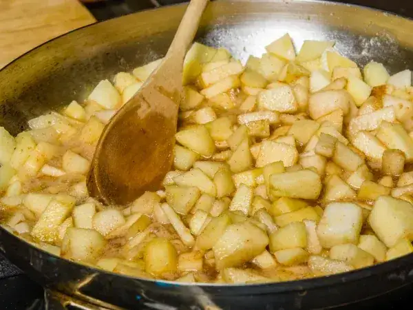Prażone jabłka na patelni: domowy przepis na pyszny deser krok po kroku