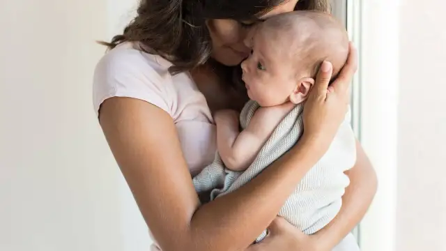 Jak podnosić niemowlę bez ryzyka dla mamy i dziecka?