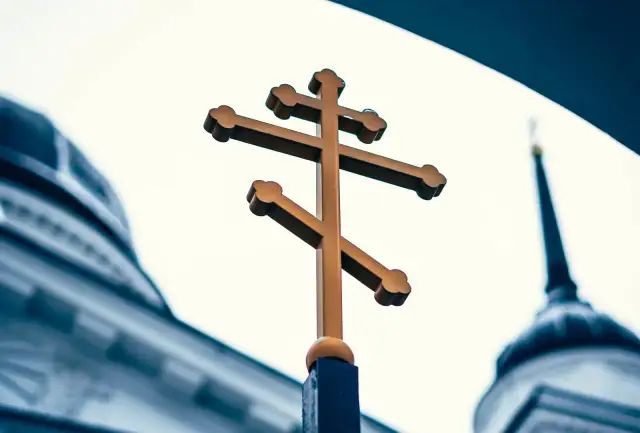 Czy katolik może nosić krzyż prawosławny? Prawda, która zaskakuje
