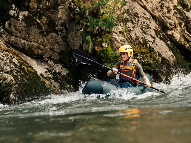 Jak pływać kajakiem po rzece: unikaj błędów i pływaj bezpiecznie