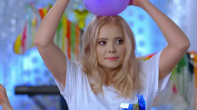 Jak naelektryzować balon z konfetti, aby efekt był zachwycający