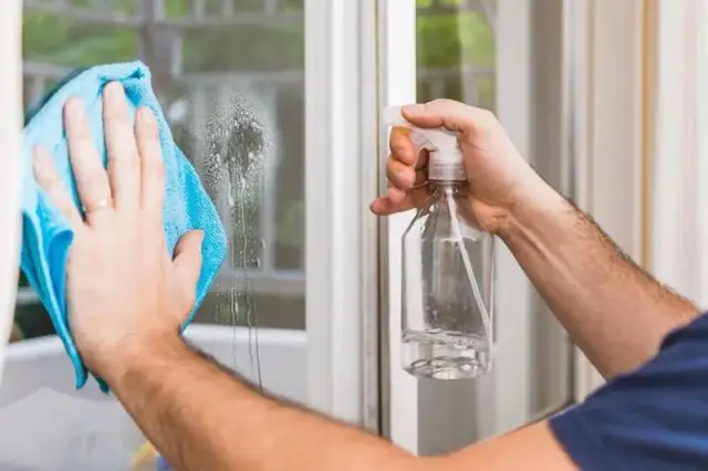 Ile kosztuje mycie okien w domu prywatnym? Sprawdź, co wpływa na cenę