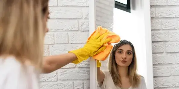 Jak wyczyścić zmatowiałe lustro i przywrócić mu blask w prosty sposób