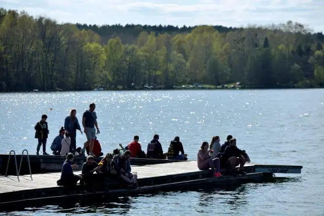 Jak długo kwitnie woda w jeziorze? Poznaj zaskakujące fakty o zakwitach