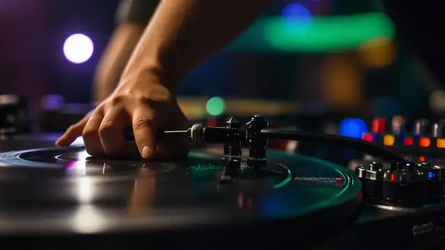 5 technik scratch, które każdy DJ powinien opanować: oto poradnik