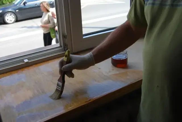 Jak odnowić drewniany parapet – proste kroki, które ochronią go przed zniszczeniem