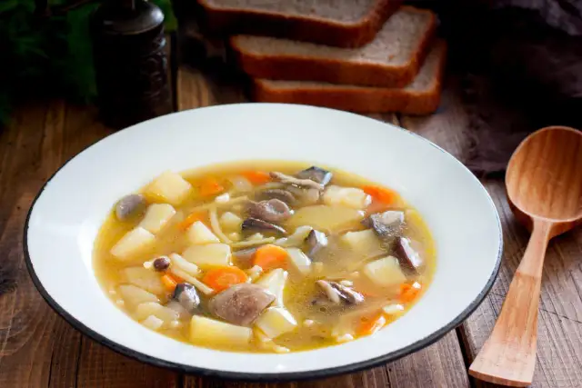 Jakie przyprawy do zupy pieczarkowej, aby uzyskać wyjątkowy smak?